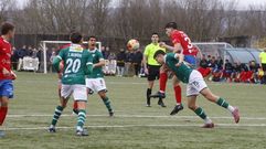 Juan Rodr�guez se adelanta a Fer en un bal�n a�reo, durante el duelo de rivalidad gallega