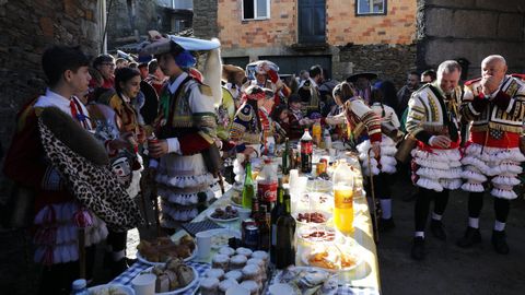 Os felos percorren Maceda.A comitiva co personaxe do entroido visita os pobos do municipio e a Serra de San Mamede