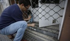 Los ladrones seccionaron la verja para acceder al local. 