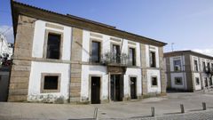 El centro social se encuentra en la planta baja del edificio de Servizos Sociais (a la derecha en la foto)