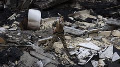 Un militar entre las ruinas de un edificio derruido en J�rkov el pasado mes de junio. 