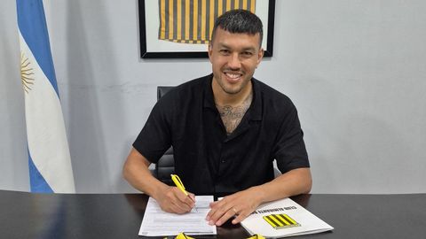 Gustavo Cabral, ex del Celta, firmando el contrato con su nuevo club.