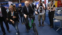 Boris Johnson lleg� en bicicleta este martes al congreso conservador que se celebra en Manchester.