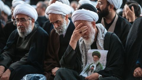 Cl�rigos chi�es en el entierro de Al� Jamen�i en Mashhad.