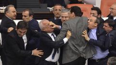 Diputados del partido gubernamental, el islamista Justicia y Desarrollo (AKP), llegan a las manos durante una discusi�n sobre una resoluci�n de seguridad interna en el Parlamento turco en Ankara (Turqu�a).