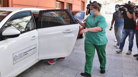 Salida del equipo médico del hotel NH Finisterre tras realizar los estudios serológicos a los jugadores del Fuenlabrada.