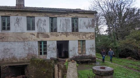 La pareja formada por Lola Caldern y Xavier Pujol en el molino de O Carrizo en Neda