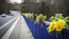 Las flores del puente de Pedre, en la carretera N-541, en e lugar donde en la Nochebuena del 2022 cay un autocar al ro 
