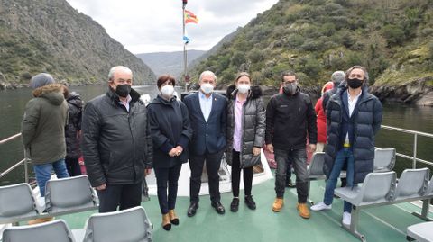 Tom, en el centro, junto al resto de autoridades en el viaje inaugural por el can del Sil