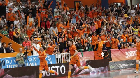 Celebraci�n de uno de los goles del partido en el que el Burela FS certificaba su �ltimo ascenso a Primera 