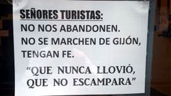 Cartel sobre el mal tiempo en Asturias en un establecimiento hostelero de Gij�n 