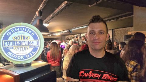 Toni Prego ejerci� de anfitri�n en la multitudinaria fiesta 20 aniversario de Fantasy Bikes en Nar�n.