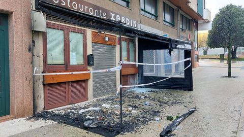 El fuego destruy� el lateral del toldo y gran parte de la lona superior, afectando tambi�n a la fachada.