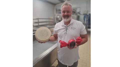 En la quesería de Alejandro Casielles el producto estrella es el queso de cabra. Elaboran piezas de distintos tamaños, desde el que pesa medio kilo hasta el que alcanza los nueve
