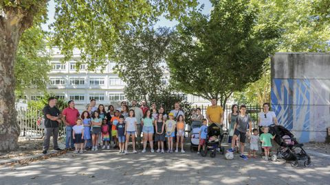 Un grupo de familias con hijos en el CEIP Vidal Portela de Pontevedra, hace unos días