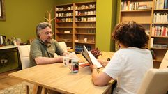 La �ltima sesi�n del Club de Lectura Silenciosa de la librer�a Bandini cont�, ayer por la tarde, con un grupo reducido de lectores que disfrut� de este par�ntesis en la vor�gine del d�a a d�a para dedicarlo a la obra que est�n leyendo en este momento.�El perfil de los participantes es muy heterog�neo, dice el librero �scar Porral (en la foto, de frente): �Abarca todo el arco de edades, profesiones y formaciones�.