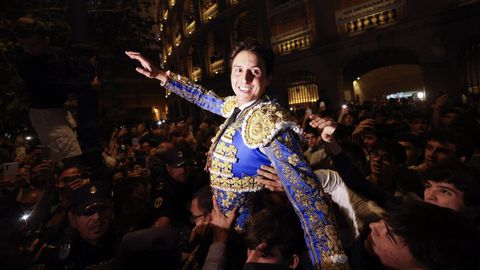 Andr&eacute;s Roca Rey saliendo por la puerta grande el pasado 9 de octubre en la plaza de toros de Valencia