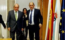 Juan Luis Arregui, ayer, junto a Rafael Louz�n, antes de la firma de un convenio en la Diputaci�n.