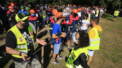 Trabajadores de la empresa se concentraron en el lugar en el que debera celebrarse la reunin entre empresa y comit