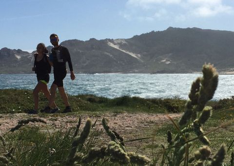 Dos de los participantes en la etapa del domingo, con el Monte Branco al fondo. 
