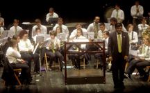 A banda da Escola de M�sica de Rianxo tivo que tocar no auditorio.