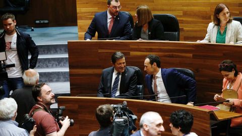 Adri�n Barb�n charla con Gimena Llamedo, mientras una fila por debajo, Javier Fern�ndez hace lo propio con Guillermo Mart�nez, ante la expectaci�n de los medios