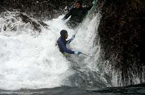 En la foto, de archivo, percebeiros de Cedeira faenando en medio de un fuerte oleaje.