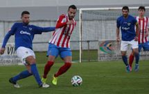 �lex Canedo, que jug� en el medio, disputa un bal�n a Cano ante la mirada de Sergio y Brais. 