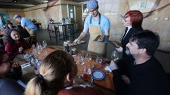 Oliver, uno de los alumnos, explicando cada plato al p�blico en el Gastroespazo de Pontevedra.