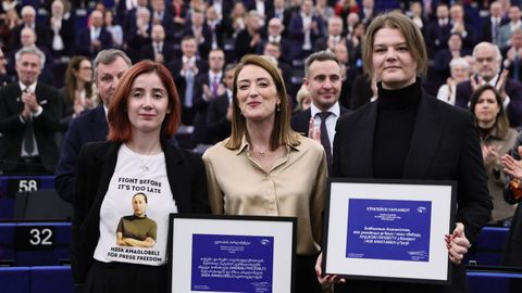 La presidenta del Parlamento Europeo, Roberta Metsola (C), posa junto a Jana Poczobut (D), hija del periodista encarcelado Andrzej Poczobut, de Bielorrusia, e Irma Dimitradze (I), representante de la periodista encarcelada Mzia Amaglobeli, de Georgia, durante la ceremonia de entrega del Premio S�jarov a la Libertad de Conciencia en el Parlamento Europeo en Estrasburgo, Francia, el 16 de diciembre de 2025.
