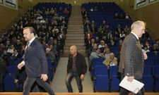 Numerosos vecinos acudieron ayer a conocer detalles sobre la ley en el Sal�n Teatro. 