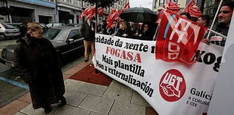 Los sindicatos se concentraron ante las sedes del Fogasa. En la imagen, la protesta coruñesa.