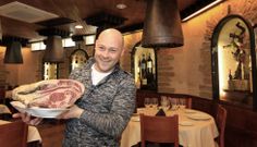 Santiago Pernas amosando unha boa peza de chulet�n de boi no Asador Carlos V. 