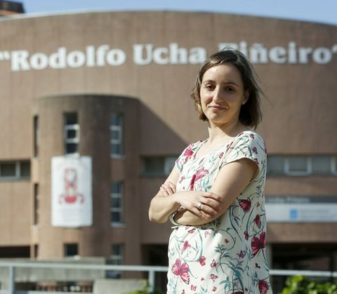 Eva Ocampo, ante o centro no que estudiou comercio. 