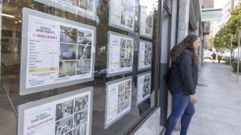 Este mes muchos estudiantes dejan Santiago y otros buscan d�nde instalarse para el pr�ximo curso, consultando en agencias, portales inmobiliarios, grupos telem�ticos y en redes sociales. En la foto, una persona saliendo de�Julio Gerpe, inmobiliaria de la avenida de Vilagarc�a donde a comienzos de julio suelen formarse largas colas en busca de un piso estudiantil.
