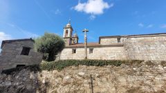 Iglesia de San Sim�n de Ons, previo paso ante un sobresaliente muro