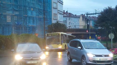 Imagen del autobs que se averi ayer en la rotonda de Galuresa