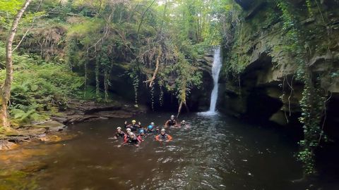 Participantes en una reciente jornada de iniciación al barranquismo en la cascada del Pozo do Batán