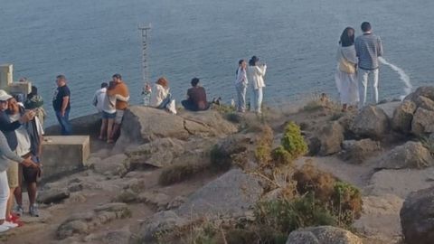 Centos de visitantes acuden ao Faro de Fisterra para ser testemuas do luscofusco.