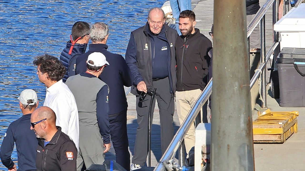 Los cuatro días del rey emérito en Sanxenxo para despedir el verano: comida a bordo de un barco bateeiro, estrellas Michelin y rodeado de su familia