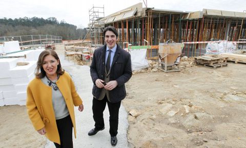 Beatriz Mato y el alcalde Santiago Amor visitaron las obras del centro en Bertamirns. 
