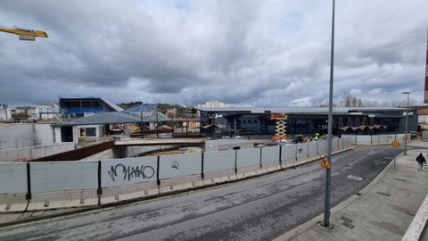 La Intermodal de Lugo avanza: a la derecha la nueva estaci�n de tren y a la izquierda la de buses, mientras que en el centro la pasarela exterior que las une y por debajo el paso que unir� el centro con el Sagrado Coraz�n