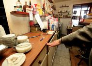 Los ladrones se llevaron la m�quina registradora con unos 500 euros de recaudaci�n.