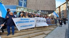 Manifestaci�n de los abogados del turno de oficio y procuradores a las puertas de los juzgados de la calle Monforte