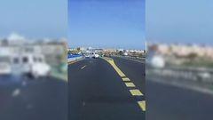 La furgoneta, que podr�a ser una Fiat Ducato II o una Peugeot Boxer de comienzos de siglo, derrap� cruzando toda la plataforma de la autopista TF-1