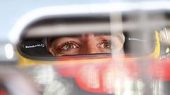 Fernando Alonso pilota su kart bajo un fuerte aguacero