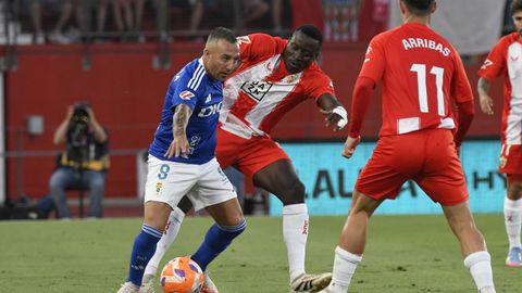 El jugador de la U.D. Almería Lopy (2i) disputa un balón con el jugador de Oviedo Santi Cazorla (i), durante el partido de ida de la primera eliminatoria de la fase de ascenso a Primera División