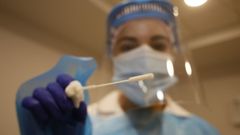 Una sanitaria prepar�ndose para practicar un test de coronavirus, en una imagen de archivo 