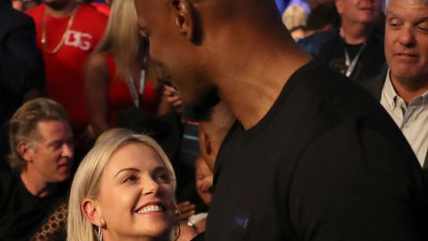 El actor Jamie Foxx hablando con la actriz Charlize Theron