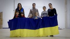 De izquierda a derecha: Anna, voluntaria de AGA-Ucraina, junto a Violeta, acompa�ada de sus hijos y sobrinos, y Natalia con su hijo